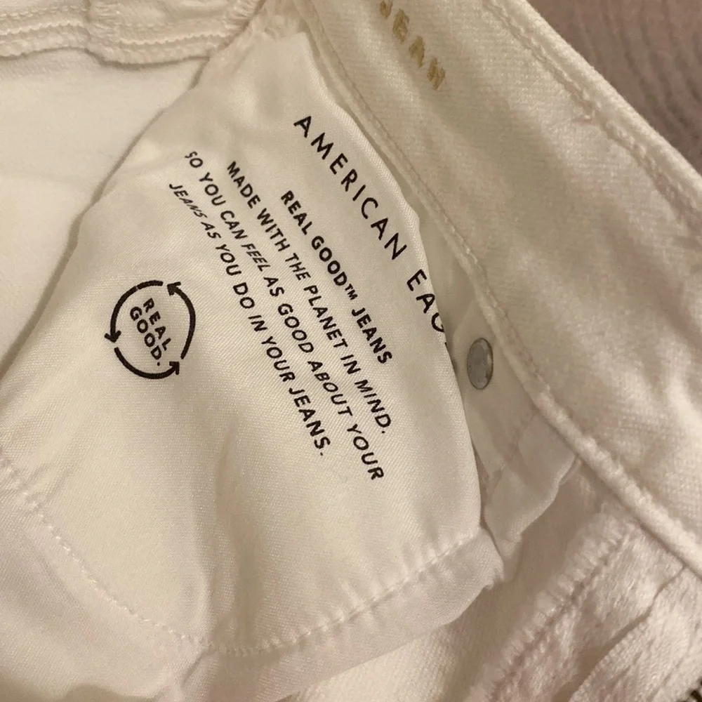 American Eagle white Mom jeans . Size 00 New